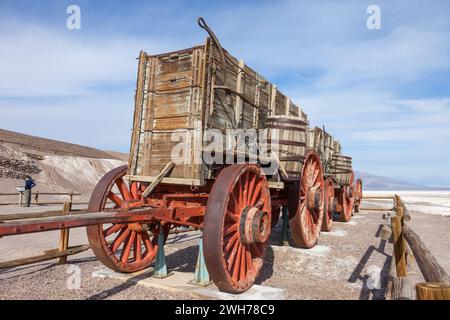 Un wagon de minerai de borax historique exposé à l'usine Harmony Borax de Furnace Creek dans le parc national de la Vallée de la mort en Californie. Banque D'Images