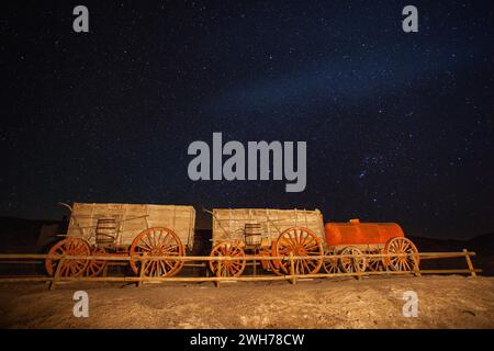 Chariot historique de transport de minerai de borax de l'équipe de 20 mulets exposé la nuit à Furnace Creek dans le parc national de la Vallée de la mort en Californie. Banque D'Images