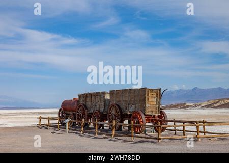 Chariot historique de transport de minerai de borax de l'équipe de 20 mules exposé à Furnace Creek dans le parc national de la Vallée de la mort en Californie. Banque D'Images