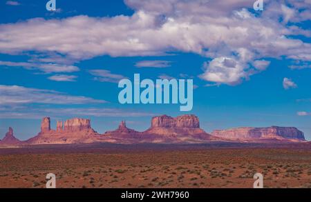 Vue des monuments de l'Utah depuis le nord-est dans le Monument Valley Navajo Tribal Park en Arizona et Utah. De gauche à droite : Big Indian Chief, Castle Butte, The Banque D'Images