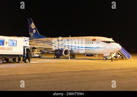 Bichkek, Kirghizistan - 26 septembre 2023 : Avia trafic avion à l'aéroport international de Manas la nuit Banque D'Images