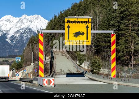 Panneau routier pour Notweg - rampe de camion Runaway dans la forêt sur une route de montagne, conçu pour ralentir un véhicule et aider à prévenir les accidents si un commercial Banque D'Images