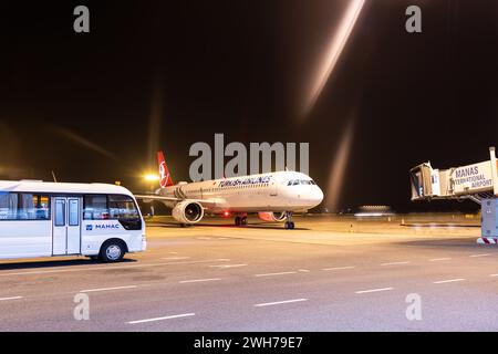 Bichkek, Kirghizistan - 26 septembre 2023 : avion Turkish Airlines à l'aéroport international de Manas la nuit Banque D'Images