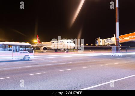 Bichkek, Kirghizistan - 26 septembre 2023 : avion Turkish Airlines à l'aéroport international de Manas la nuit Banque D'Images