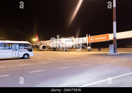 Bichkek, Kirghizistan - 26 septembre 2023 : avion Turkish Airlines à l'aéroport international de Manas la nuit Banque D'Images