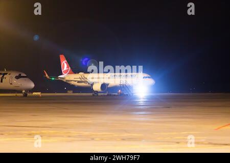 Bichkek, Kirghizistan - 26 septembre 2023 : avion Turkish Airlines à l'aéroport international de Manas la nuit Banque D'Images