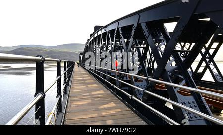 Le New (2024) Barmouth rail and Footbridge traversant Afon Mawddach, Gwynedd Wales UK Banque D'Images