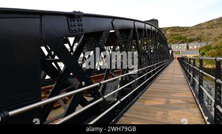 Le New (2024) Barmouth rail et passerelle traversant l'Afon Mawddach, Gwynedd Wales UK recherche des maisons à Barmouth Banque D'Images