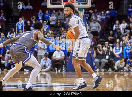 Le garde de Georgetown Hoyas Jayden Epps (10 ans) est défendu par le garde des Pirates de Seton Hall Al-Amir Dawes (2 ans) lors d'un match de basket-ball Big East au Prudential Center à Newark, New Jersey, le mercredi 7 février 2024. Duncan Williams/CSM Banque D'Images