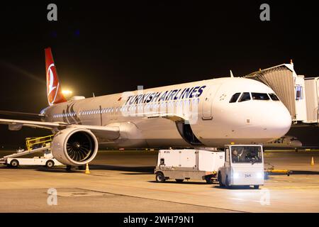 Bichkek, Kirghizistan - 26 septembre 2023 : avion Turkish Airlines à l'aéroport international de Manas la nuit Banque D'Images