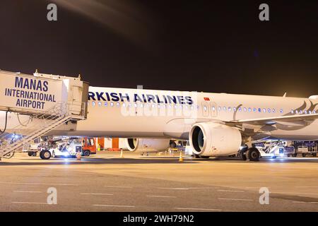 Bichkek, Kirghizistan - 26 septembre 2023 : avion Turkish Airlines à l'aéroport international de Manas la nuit Banque D'Images