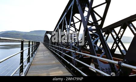 Le New (2024) Barmouth rail and Footbridge traversant Afon Mawddach, Gwynedd Wales UK Banque D'Images