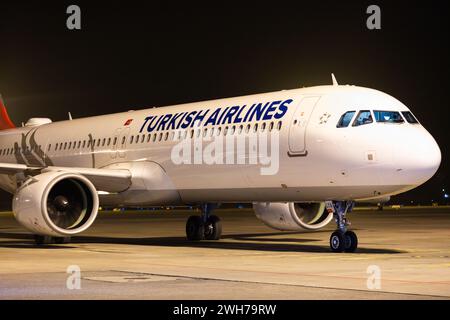 Bichkek, Kirghizistan - 26 septembre 2023 : avion Turkish Airlines à l'aéroport international de Manas la nuit Banque D'Images