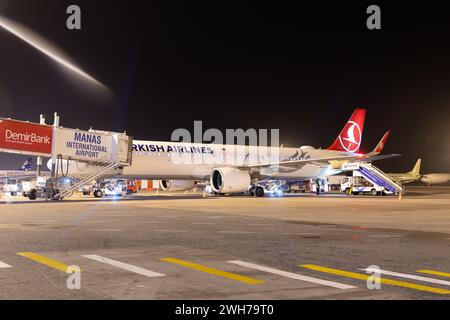 Bichkek, Kirghizistan - 26 septembre 2023 : avion Turkish Airlines à l'aéroport international de Manas la nuit Banque D'Images