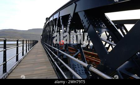 Le New (2024) Barmouth rail and Footbridge traversant Afon Mawddach, Gwynedd Wales UK Banque D'Images