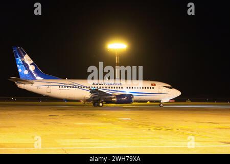 Bichkek, Kirghizistan - 26 septembre 2023 : Avia trafic avion à l'aéroport international de Manas la nuit Banque D'Images