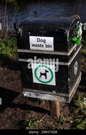 Poubelle pour chiens Morden Hall Park Londres Angleterre Banque D'Images