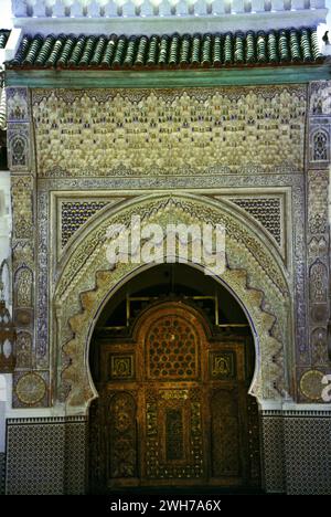 Fès Maroc Université d'Al-Qarawiyying (Kairaouine) et Mosquée porte fondée au IXe siècle par Fatima Al-Fihri la plus ancienne continuellement utilisé plus haut Banque D'Images