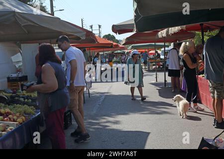 Personnes Shopping et marché de fruits et légumes Vouliagmeni Athènes Attique Grèce Banque D'Images