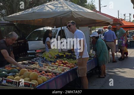 Les gens qui achètent des fruits au marché Vouliagmeni Athènes Attica Grèce Banque D'Images