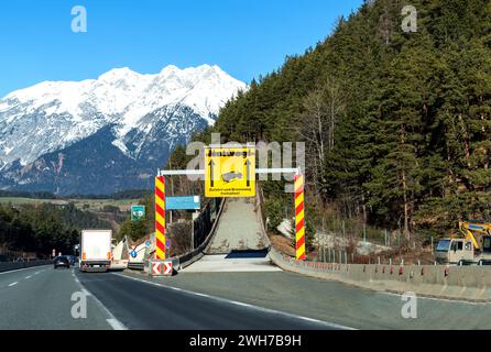 Panneau routier pour Notweg - rampe de camion Runaway dans la forêt sur une route de montagne, conçu pour ralentir un véhicule et aider à prévenir les accidents si un commercial Banque D'Images