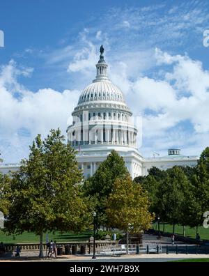 Le bâtiment du Capitole des États-Unis un jour ensoleillé avec Blue Skies à Washington, D.C. Banque D'Images