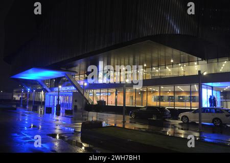 Berlin, Allemagne - 2 novembre 2023 - Stockholm Waterfront Congress Centre la nuit - arkitekter blanc. (Photo de Markku Rainer Peltonen) Banque D'Images