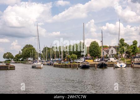 Voiliers en marina Oosterhaven dans la vieille ville de Medemblik, Noord-Holland, pays-Bas Banque D'Images