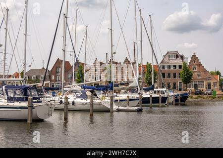 Marina Pekelharinghaven et anciens entrepôts dans la ville de Medemblik, Noord-Holland, pays-Bas Banque D'Images