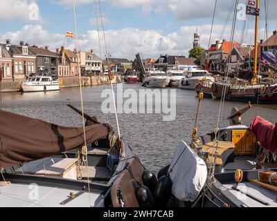 Bateaux traditionnels et modernes dans le canal Binnenhaven de la vieille ville de Lemmer, Frise, pays-Bas Banque D'Images