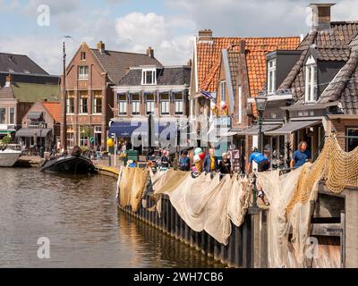 Quai Oudesluis le long du canal Het Dok avec des magasins dans des bâtiments anciens, Lemmer, Frise, pays-Bas Banque D'Images