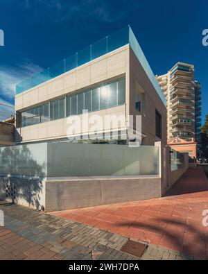 Une maison moderne avec des balustrades en verre blanc élégant et des panneaux de verre d'intimité Banque D'Images