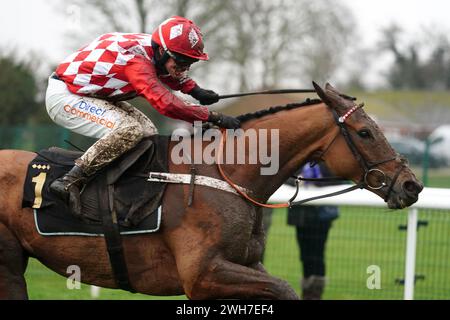 Jango Baie monté par James Bowen sur leur chemin pour se classer deuxième de la M1 Agency Sidney Banks Memorial' Hurdle à Huntingdon Racecourse, Cambridgeshire. Date de la photo : jeudi 8 février 2024. Banque D'Images