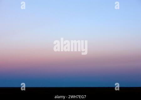 Bleus et rouges dans le ciel après minuit en été dans le pays du soleil de minuit Islande Banque D'Images