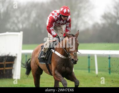 Jango Baie monté par James Bowen sur leur chemin pour se classer deuxième de la M1 Agency Sidney Banks Memorial' Hurdle à Huntingdon Racecourse, Cambridgeshire. Date de la photo : jeudi 8 février 2024. Banque D'Images