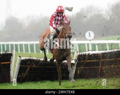 Jango Baie monté par James Bowen sur leur chemin pour se classer deuxième de la M1 Agency Sidney Banks Memorial' Hurdle à Huntingdon Racecourse, Cambridgeshire. Date de la photo : jeudi 8 février 2024. Banque D'Images