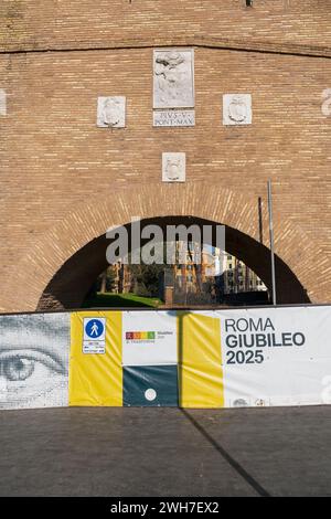 Rome se transforme pour le Jubilé de 2025. Chantier, travaux en cours pour le passage souterrain Piazza Pia. Rome, Italie, Europe, Union européenne, UE Banque D'Images