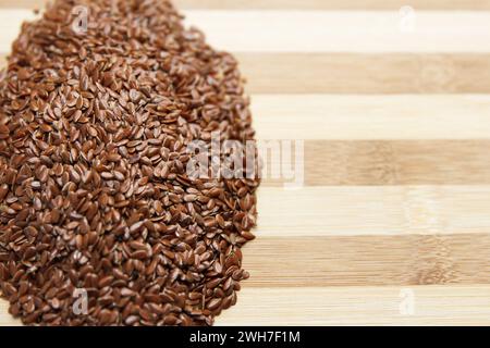 Lin graines crues fraîches reposent sur une surface en bois. Vue de dessus. Se concentrer au centre des grains Banque D'Images
