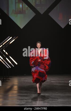 Les modèles montrent les collections du designer Danny Reinke sur la passerelle du Verti Music Hall à Berlin, en Allemagne, le 7 février 2024. (Photo de Simone Kuhlmey/Pacific Press/Sipa USA) Banque D'Images