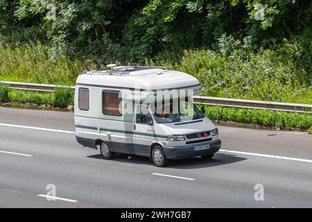 VW Volkswagen Gatcombe 'Amazing Grace' Auto Sleeper camping-car. 2002 VW AUTOSLEEPER GATCOMBE 2,5 DIESEL. Volkswagen T4 transporter voyageant sur l'autoroute M6 UK Banque D'Images