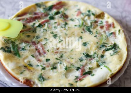 omelette savoureuse avec légumes verts et saucisses pour le petit déjeuner Banque D'Images