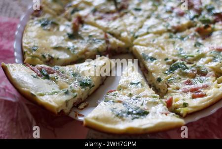 une partie de savoureuse omelette magnifique avec des légumes verts et des saucisses pour le petit déjeuner de près Banque D'Images