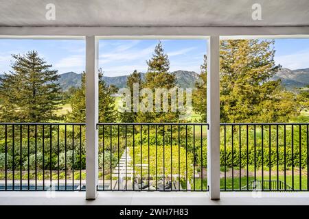 Une vue panoramique sur la montagne depuis un balcon spacieux Banque D'Images