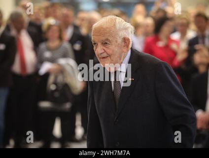 CLASSÉ - 26 octobre 2017, Hesse, Francfort/main : Alfred Grosser, publiciste franco-allemand, sociologue et politologue, assiste à l'inauguration officielle du nouveau complexe d'écoles de commerce. Grosser est mort. Il meurt le 07.02.2024 à Paris à l'âge de 99 ans, comme l'a confirmé son fils P. Grosser le 08.02.2024. Photo : Frank Rumpenhorst/dpa Banque D'Images