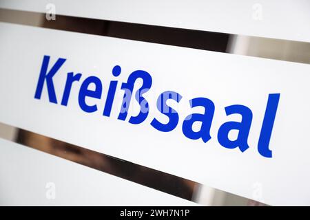 Brême, Allemagne. 08th Feb, 2024. Le panneau « salle d'accouchement ». Brême veut améliorer les conditions de travail des infirmières et des sages-femmes avec un projet pilote dans un hôpital. Le 'je m'allaite à nouveau parce que.' Le projet a été lancé début février au sein du Collège L'hôpital Joseph-Stift de Brême. Au cours des quatre prochaines années, l'objectif est de travailler avec les infirmières et les sages-femmes pour améliorer les conditions de travail dans la salle d'accouchement et la maternité. Crédit : Sina Schuldt/dpa/Alamy Live News Banque D'Images