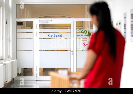 Brême, Allemagne. 08th Feb, 2024. Une sage-femme pousse un lit avec un bébé dans la salle d'accouchement. Brême veut améliorer les conditions de travail des infirmières et des sages-femmes avec un projet pilote dans un hôpital. Le 'je m'allaite à nouveau parce que.' Le projet a été lancé début février au sein du Collège L'hôpital Joseph-Stift de Brême. Au cours des quatre prochaines années, l'objectif est de travailler avec les infirmières et les sages-femmes pour améliorer les conditions de travail dans la salle d'accouchement et la maternité. Crédit : Sina Schuldt/dpa/Alamy Live News Banque D'Images