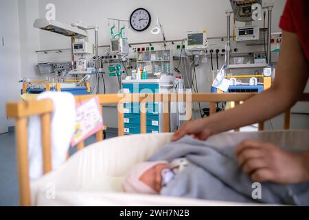 Brême, Allemagne. 08th Feb, 2024. Une sage-femme s'occupe d'un bébé dans le service des bébés prématurés. Brême veut améliorer les conditions de travail des infirmières et des sages-femmes avec un projet pilote dans un hôpital. Le 'je m'allaite à nouveau parce que.' Le projet a été lancé début février au sein du Collège L'hôpital Joseph-Stift de Brême. Au cours des quatre prochaines années, l'objectif est de travailler avec les infirmières et les sages-femmes pour améliorer les conditions de travail dans la salle d'accouchement et la maternité. Crédit : Sina Schuldt/dpa/Alamy Live News Banque D'Images