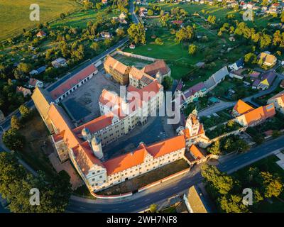 Luftbild Renaissanceschloss Lichtenburg Das Schloss Lichtenburg ist ein im 16. Jahrhundert erbautes Renaissanceschloss à Prettin. Es steht an der Stelle eines früheren Klosters und wurde als Witwensitz für die Kurfürstinnen von Sachsen errichtet. Unter den Nationalsozialisten War hier das Konzentrationslager Lichtenburg von 1933 bis 1937 für Männer, danach bis 1939 für Frauen eingerichtet. Heute ist die Lichtenburg Museum der Stadt Prettin und seit 1. Januar 2007 auch Teil der Stiftung Gedenkstätten Sachsen-Anhalt. Prettin Sachsen-Anhalt Deutschland *** vue aérienne Château Renaissance Lichtenb Banque D'Images