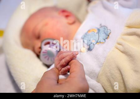 Brême, Allemagne. 08th Feb, 2024. Une sage-femme s'occupe d'un bébé. Brême veut améliorer les conditions de travail des infirmières et des sages-femmes avec un projet pilote dans un hôpital. Le 'je m'allaite à nouveau parce que.' Le projet a été lancé à réussis Hôpital Joseph-Stift de Brême début février. Au cours des quatre prochaines années, l'objectif est de travailler avec les infirmières et les sages-femmes pour améliorer les conditions de travail dans la salle d'accouchement et la maternité. Crédit : Sina Schuldt/dpa/Alamy Live News Banque D'Images