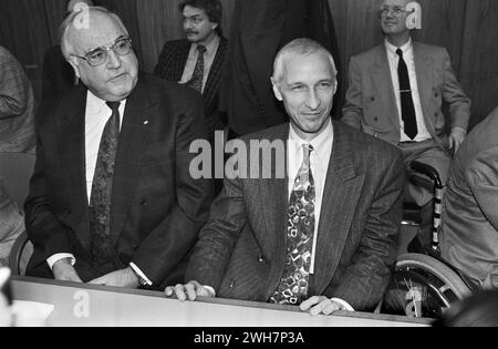 Deutschland, Bonn, 19.09.1993 Archiv. : 42-14-28 CDU-Fraktionssitzung Foto : Bundeskanzler Helmut Kohl und der CDU-Kandidat fuer das AMT des Bundespraesidenten Steffen Heitmann CDU-Fraktionssitzung *** Allemagne, Bonn, 19 09 1993 Archive 42 14 28 Réunion du groupe parlementaire de la CDU photo le chancelier fédéral Helmut Kohl et le candidat de la CDU à la présidence fédérale Steffen Heitmann Réunion du groupe parlementaire de la CDU Banque D'Images